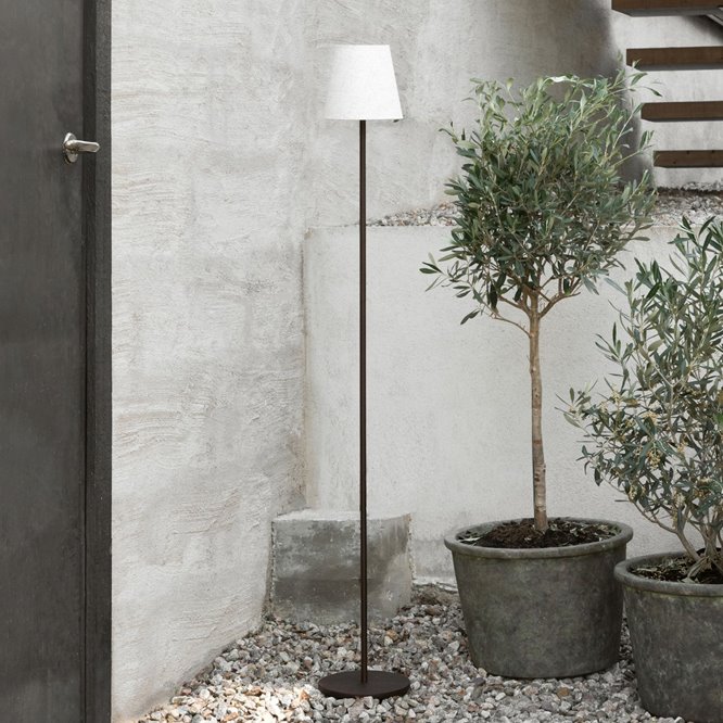 Bezprzewodowa lampa podłogowa z abażurem na zewnątrz